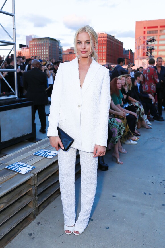 Margot Robbie assiste au défilé Givenchy printemps-été 2016 au Pier 26. New York, le 11 septembre 2015.