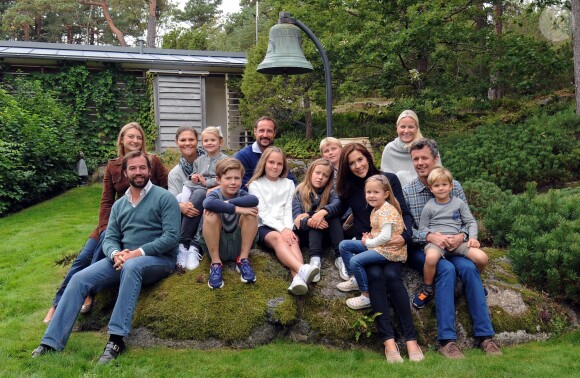 La princesse Victoria de Suède, enceinte, participait avec sa fille la princesse Estelle (mais sans son mari le prince Daniel, enrhumé) à la réunion d'héritiers organisée par le prince Haakon de Norvège dans sa maison de vacances le week-end du 12-13 septembre 2015.