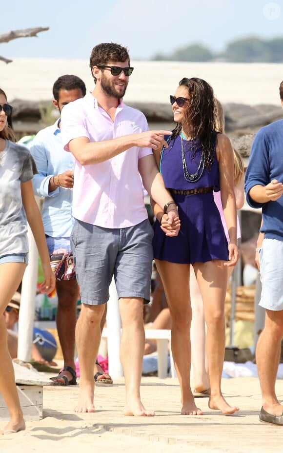 L'actrice Nina Dobrev et son nouveau compagnon Austin Stowell s'embrassent passionnément sur la plage à Saint-Tropez le 24 juillet 2015.