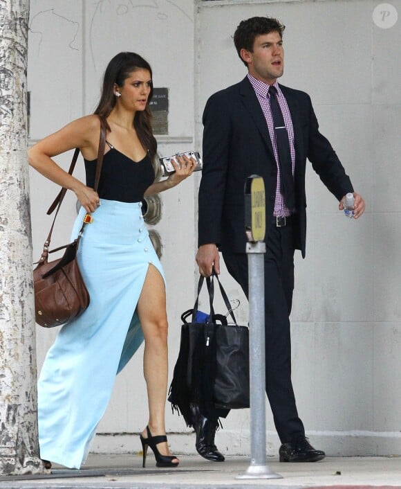 Exclusif - Nina Dobrev et son compagnon Austin Stowell arrivent pour le mariage de l'actrice Kayla Ewell (Vampire Diaries) à Los Angeles le 12 septembre 2015.