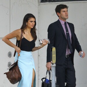 Exclusif - Nina Dobrev et son compagnon Austin Stowell arrivent pour le mariage de l'actrice Kayla Ewell (Vampire Diaries) à Los Angeles le 12 septembre 2015.