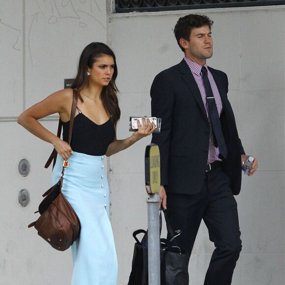 Exclusif - Nina Dobrev et son compagnon Austin Stowell arrivent pour le mariage de l'actrice Kayla Ewell (Vampire Diaries) à Los Angeles le 12 septembre 2015.