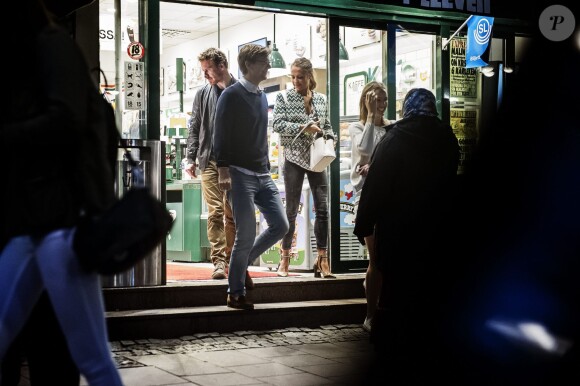 Exclusif - Alicia Vikander et son compagnon l'acteur Michael Fassbender dînent avec des amis à Stockholm le 20 juin 2015