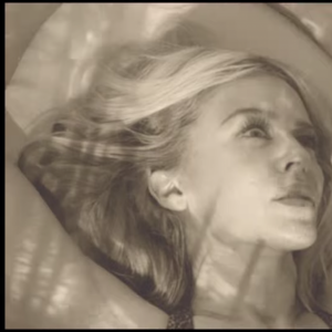 Image extraite du clip Kylie + Garibay feat. Shaggy - Black and White - septembre 2015.