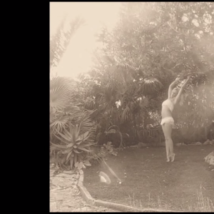 Image extraite du clip Kylie + Garibay feat. Shaggy - Black and White - septembre 2015.