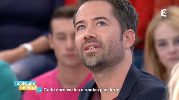 Emmanuel Moire fond en larmes en entendant la voix de son frère jumeau dans "Toute une histoire" sur France 2, le 17 septembre 2015.
