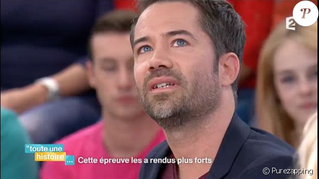 Emmanuel Moire fond en larmes en entendant la voix de son frère jumeau dans &quot;Toute une histoire&quot; sur France 2, le 17 septembre 2015.