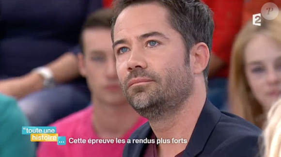 Le chanteur Emmanuel Moire fond en larmes en entendant la voix de son frère jumeau dans "Toute une histoire" sur France 2, le 17 septembre 2015.