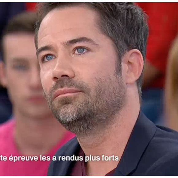 Le chanteur Emmanuel Moire fond en larmes en entendant la voix de son frère jumeau dans "Toute une histoire" sur France 2, le 17 septembre 2015.