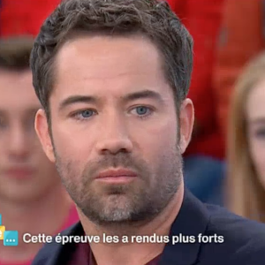 Emmanuel Moire fond en larmes en entendant la voix de son frère jumeau dans "Toute une histoire" sur France 2, le 17 septembre 2015.
