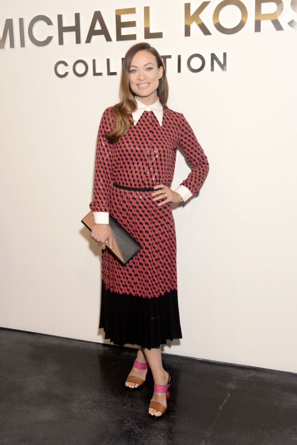 Olivia Wilde asiste au défilé Michael Kors Collection printemps-été 2016 aux Spring Studios, habillée d'une robe Michael Kors Collection (collection croisière 2016). New York, le 16 septembre 2015.