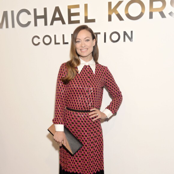 Olivia Wilde asiste au défilé Michael Kors Collection printemps-été 2016 aux Spring Studios, habillée d'une robe Michael Kors Collection (collection croisière 2016). New York, le 16 septembre 2015.