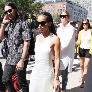 Zoë Kravitz arrive aux Spring Studios pour assister au défilé Calvin Klein Collection, vêtue d'une robe blanche Calvin Klein Collection (collection croisière 2016). New York, le 17 septembre 2015.