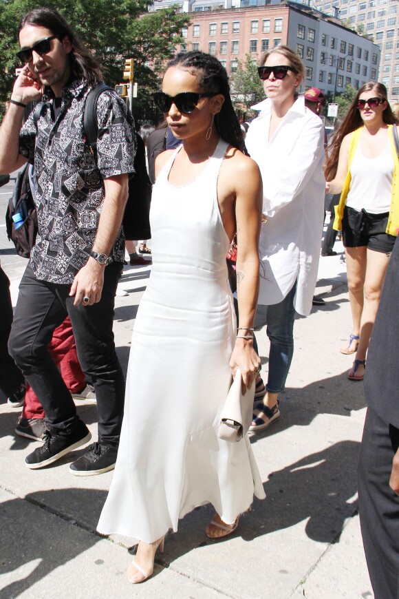 Zoë Kravitz arrive aux Spring Studios pour assister au défilé Calvin Klein Collection, vêtue d'une robe blanche Calvin Klein Collection (collection croisière 2016). New York, le 17 septembre 2015.
