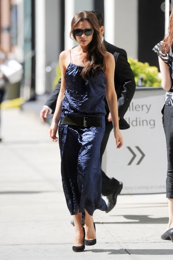 Victoria Beckham porte une robe Victoria Beckham (collection printemps-été 2016) et des souliers Manolo Blahnik à New York. Le 14 septembre 2015.
