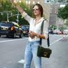 Alessandra Ambrosio, top model "off duty" à New York, porte un sac en daim kaki Coccinelle (modèle Arlettis) et des bottines Christian Louboutin (modèle Carapachoc). New York, le 16 septembre 2015.