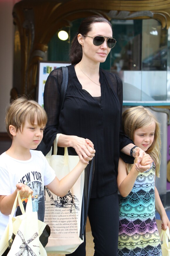 Angelina Jolie avec Vivienne et Knox à Studio City, Los Angeles, le 19 juillet 2015.