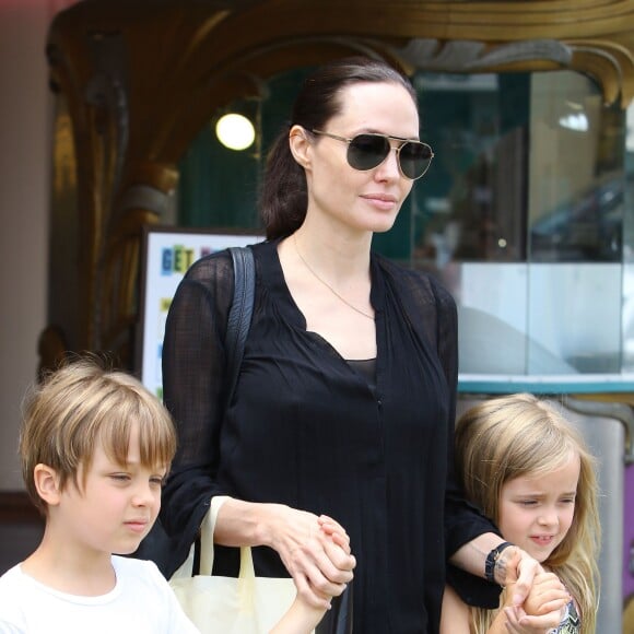 Angelina Jolie avec Vivienne et Knox à Studio City, Los Angeles, le 19 juillet 2015.