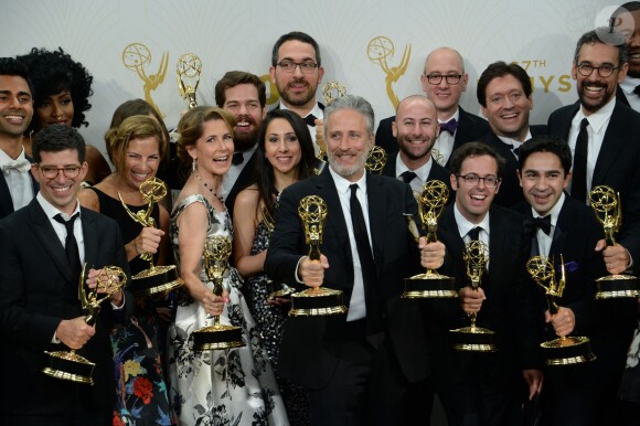 Jon Stewart et les auteurs du "Daily Show with Jon Stewart" à la 67e cérémonie des Emmy Awards au Microsoft Theatre, à Los Angeles le 20 septembre 2015.