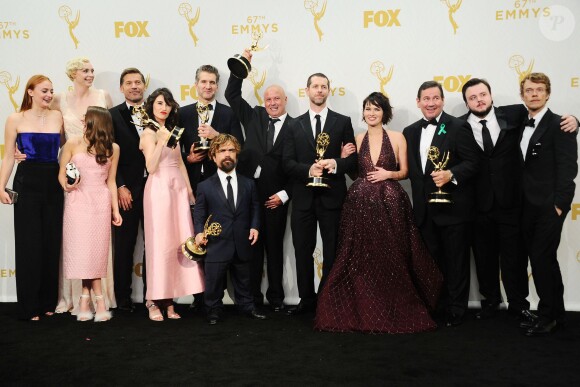 L'équipe de "Game of Thrones" : Lena Headey, John Bradley West, David Benioff, D. B. Weiss, Peter Dinklage, Maisie Williams, Sophie Turner, Gwendoline Christie, Nikolaj CosterWaldau, Alfie Allen et Carice van Houten à la 67e cérémonie des Emmy Awards au Microsoft Theatre, à Los Angeles le 20 septembre 2015.
