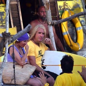 Jean Dujardin et Noëlle Perna (Mado la Niçoise) sur la plage des bains militaires à Nice pour la première journée de tournage du film "Brice 3 "…Parce que le 2 je l'ai cassé!" sous la direction du réalisateur James Hunt, le 14 septembre 2015.