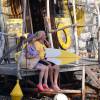 Jean Dujardin et Noëlle Perna (Mado la Niçoise) sur la plage des bains militaires à Nice pour la première journée de tournage du film "Brice 3 "…Parce que le 2 je l'ai cassé!" sous la direction du réalisateur James Hunt, le 14 septembre 2015.