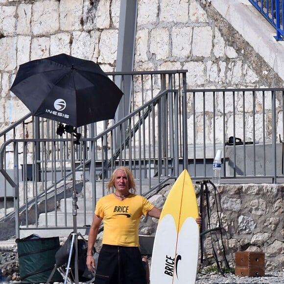 Jean Dujardin sur la plage des bains militaires à Nice pour la première journée de tournage du film "Brice 3 "…Parce que le 2 je l'ai cassé!" sous la direction du réalisateur James Hunt, le 14 septembre 2015.