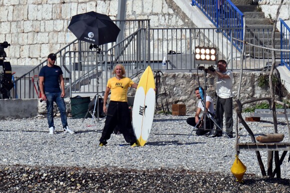 Jean Dujardin "casse du vent" sur la plage des bains militaires à Nice pour la première journée de tournage du film "Brice 3 "...Parce que le 2 je l'ai cassé!", le 14 septembre 2015.