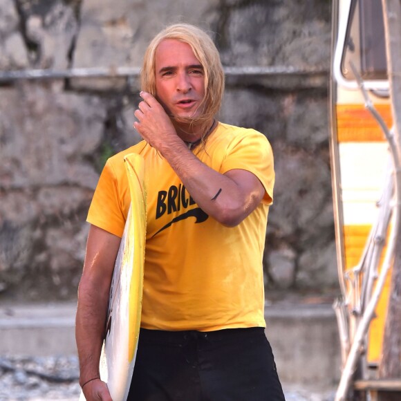 Jean Dujardin sur la plage des bains militaires à Nice pour la première journée de tournage du film "Brice 3 "…Parce que le 2 je l'ai cassé!" sous la direction du réalisateur James Hunt, le 14 septembre 2015.
