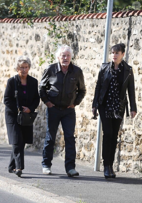 Hugues Aufray et sa compagne Muriel - Obsèques de Guy Béart dans le carré juif du cime­tière de Garches. Le 21 septembre 2015