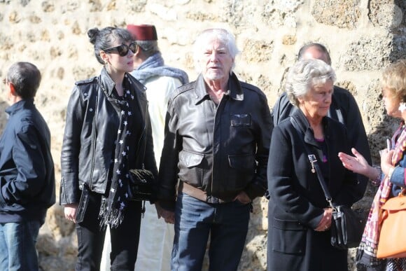 Hugues Aufray et sa compagne Muriel - Obsèques de Guy Béart dans le carré juif du cime­tière de Garches. Le 21 septembre 2015