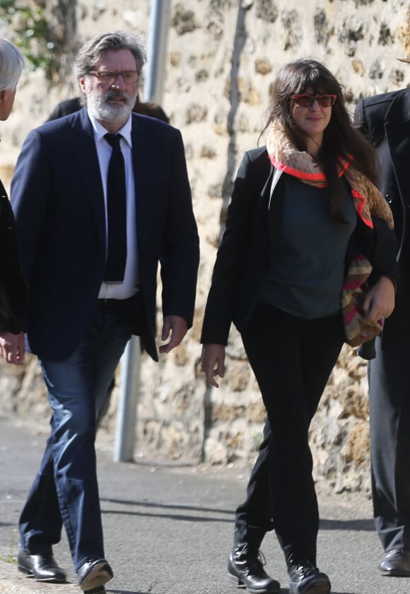 Daniel Auteuil et sa femme Aude Ambroggi - Obsèques de Guy Béart dans le carré juif du cime­tière de Garches. Le 21 septembre 2015