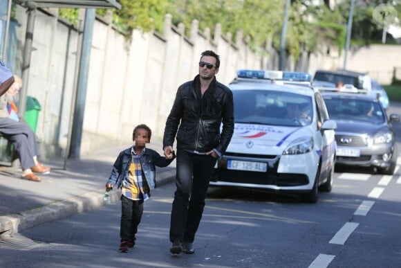 Michaël Cohen, ex-mari de Emmanuelle Béart, et leur fils adoptif Surafel - Obsèques de Guy Béart dans le carré juif du cime­tière de Garches. Le 21 septembre 2015