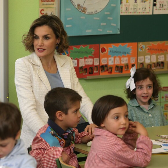 La reine Letizia d'Espagne inaugurait l'année scolaire 2015-2016 à Palencia, en visite à l'école Marques de Santillana, le 21 septembre 2015.