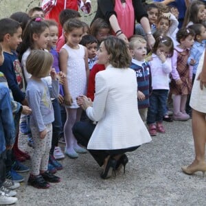 La reine Letizia d'Espagne inaugurait l'année scolaire 2015-2016 à Palencia, en visite à l'école Marques de Santillana, le 21 septembre 2015.