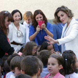 La reine Letizia d'Espagne inaugurait l'année scolaire 2015-2016 à Palencia, en visite à l'école Marques de Santillana, le 21 septembre 2015.