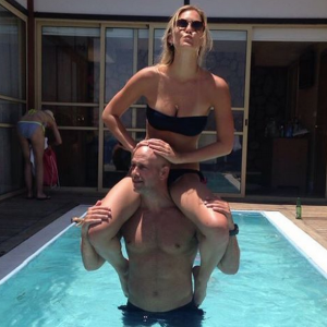 Bar Refaeli et son futur mari se détendent sous le soleil. Août 2015