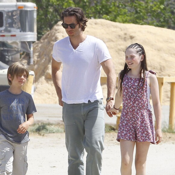 Exclusif - Le producteur Brad Falchuk (nouveau compagnon de Gwyneth Paltrow) se promène avec ses enfants Isabella et Brody dans un centre équestre à Burbank le 5 avril 2015.