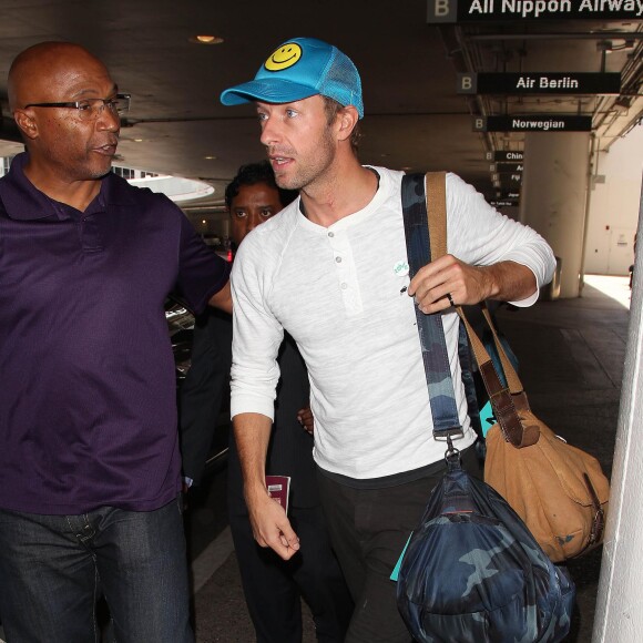Le chanteur du groupe Coldplay Chris Martin arrive à l'aéroport de LAX à Los Angeles, le 30 avril 2015