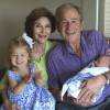 L'ancien président George W Bush et sa femme Laura posent avec leur nouvelle petite fille, Poppy Louise, fille de Jenna Bush, et sa soeur Mila Hager. Le 14 août 2015.