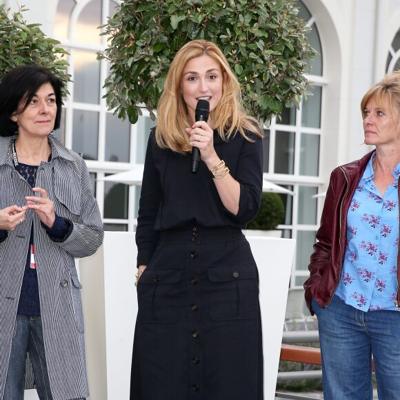 Julie Gayet - Le prix France Television-Jeune Producteur a été remis par Julie Gayet, Présidente du jury, dans le cadre du festival Off-Courts à Trouville-sur-Mer le 8 Septembre 2015.