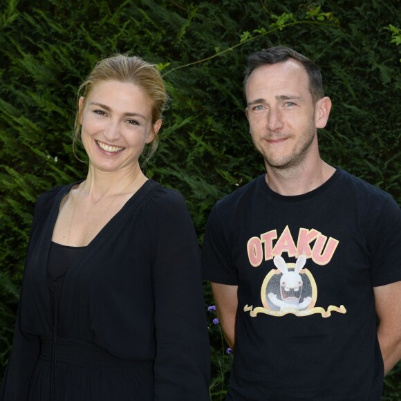 Julie Gayet et Mathieu Busson au photocall du documentaire "Cinéaste(s)" lors du 8ème Festival du Film Francophone d'Angoulême, le 30 août 2015.