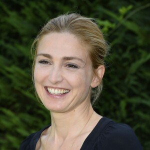 Julie Gayet au photocall du documentaire "Cinéaste(s)" lors du 8ème Festival du Film Francophone d'Angoulême, le 30 août 2015.