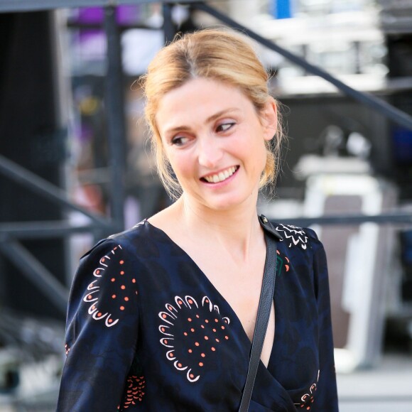 Julie Gayet a présenté le scénario de "Madame Wilde" lors d'une lecture musicale dans la cour du Musée Calvet à Avignon, le 18 juillet 2015, produite par France Culture. A la fin de la lecture, elle a reçu un bouquet de fleurs de la part d'Olivier Poivre d'Arvor (malgré qu'il ait été renvoyé de son poste de directeur de France Culture par le PDG de Radio France, Mathieu Gallet, également présent à la lecture).