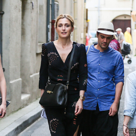 Julie Gayet a présenté le scénario de "Madame Wilde" lors d'une lecture musicale dans la cour du Musée Calvet à Avignon, le 18 juillet 2015, produite par France Culture. A la fin de la lecture, elle a reçu un bouquet de fleurs de la part d'Olivier Poivre d'Arvor (malgré qu'il ait été renvoyé de son poste de directeur de France Culture par le PDG de Radio France, Mathieu Gallet, également présent à la lecture).