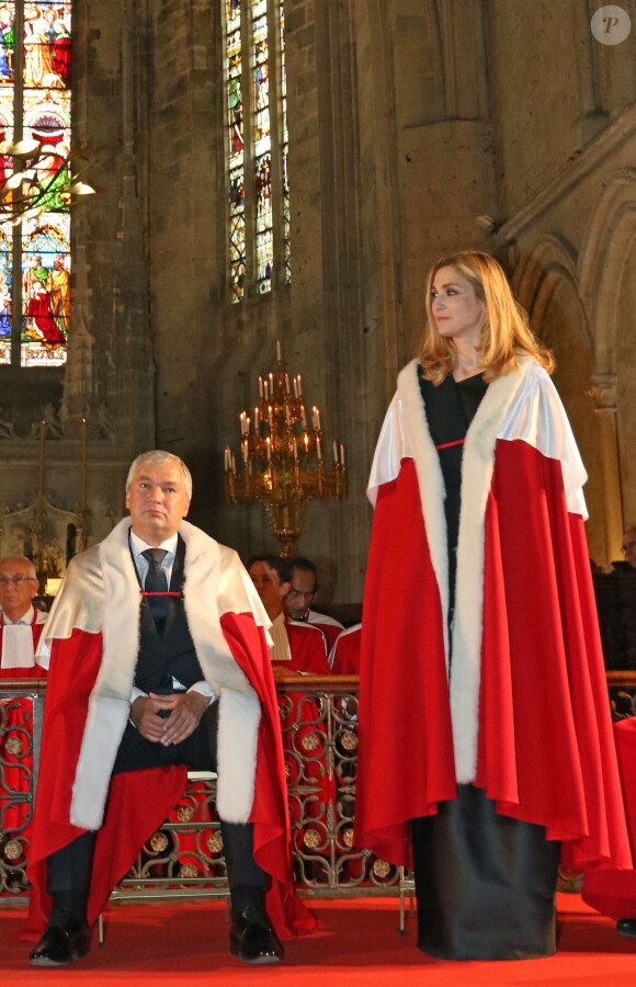 Julie Gayet intronisée dans la confrérie de la Jurade de Saint-Emilion lors de la Fête de la Fleur à Saint-Emilion, le 13 juin 2015 en marge de l'exposition Vinexpo 2015.