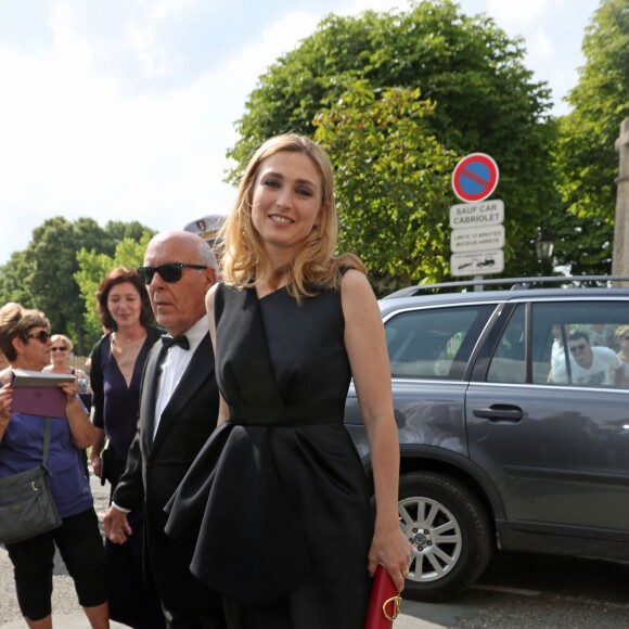 Julie Gayet intronisée dans la confrérie de la Jurade de Saint-Emilion lors de la Fête de la Fleur à Saint-Emilion, le 13 juin 2015 en marge de l'exposition Vinexpo 2015.