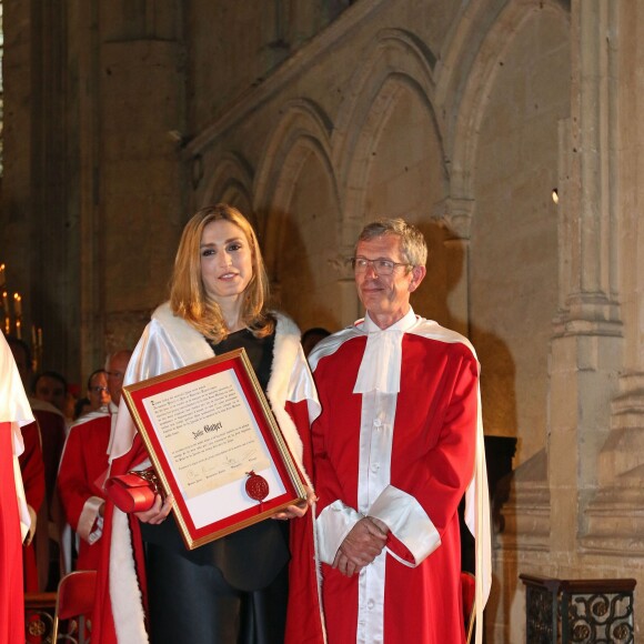 Julie Gayet intronisée dans la confrérie de la Jurade de Saint-Emilion lors de la Fête de la Fleur à Saint-Emilion, le 13 juin 2015 en marge de l'exposition Vinexpo 2015.