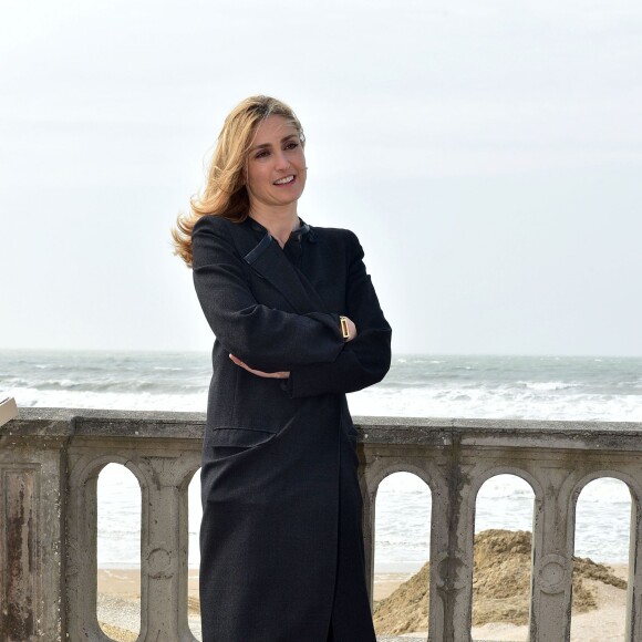La productrice Julie Gayet pose pour le photocall du film "La Voz En Off" à l'occasion de l'ouverture du Festival du Film de Cabourg - Cabourg le 10 juin 2015