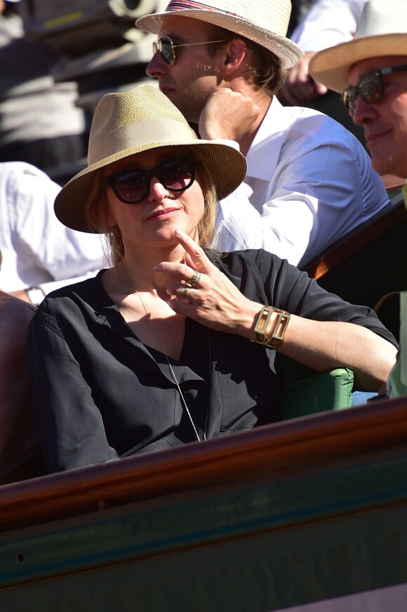 Julie Gayet dans les tribunes des Internationaux de France de tennis de Roland Garros à Paris. Le 4 juin 2015.